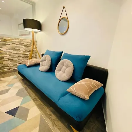 Apartment Avec Balcon Au Coeur Du Suquet Cannes